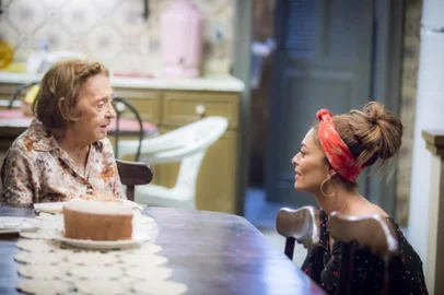 Matilde (Laura Cardoso) e Maria da Paz (Juliana Paes) em A Dona do Pedaço