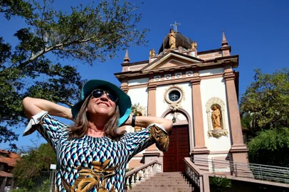  PORTO ALEGRE- RS- BRASIL- 26/09/2019- Roselaine de Avila Peres, que completa 60 anos dia 7 de outubro, dia que provavelmente o RS passará a ter mais pessoas com 60 anos ou mais do que crianças e jovens de 0 a 14 anos. Roselaine no pátio da Igreja Sagrado Coração de Jesus.  FOTO FERNANDO GOMES/ ZERO HORA.