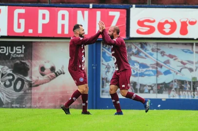 CAXIAS DO SUL, RS, BRASIL, 17/09/2019. SER Caxias x Avenida, jogo Grupo B, válido pela 6ª rodada da Copa Seu Verardi e realizado no estádio Centenário. Comemoração do segundo gol do Caxias marcado pelo atacante Michel. (Porthus Junior/Agência RBS)