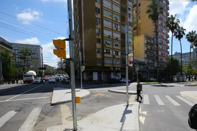  PORTO ALEGRE, RS, BRASIL, 01/11/2018 - Mudanças no trânsito do entorno da Santa Casa. Rua Sarmento Leite, com destino à Avenida Osvaldo Aranha.(FOTOGRAFO: LAURO ALVES / AGENCIA RBS)