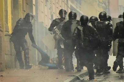 Riot police arrest a demonstrator during a protest following the announcement of a transport strike against Ecuadorean President Lenin Morenos government economic policies regarding the agreement signed last March with the International Monetary Fund (IMF) in downtown Quito on October 3, 2019. - The Ecuadorean government confirmed possible labor and tax reforms as established by the agreement, Economy Minister Richard Martinez stated -a day after announcing the elimination of fuel subsidies. (Photo by Rodrigo BUENDIA / AFP) / ALTERNATIVE CROP