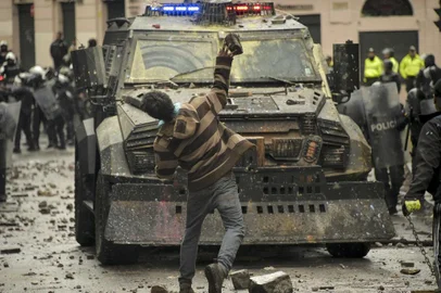 A demonstrator clashes with riot police during a transport strike against the economic policies of the government of Ecuadorean President Lenin Moreno regarding the agreement signed on March with the International Monetary Fund (IMF), in Quito, on October 3, 2019. - The Ecuadorean government confirmed possible labour and tax reforms as established in the agreement, Economy Minister Richard Martinez stated -a day after announcing the elimination of fuel subsidies. (Photo by Rodrigo BUENDIA / AFP)