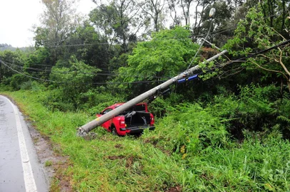  CAXIAS DO SUL, RS, BRASIL, 03/10/2019. Moradores da Linha 40 convivem com frequentes cortes no abastecimento de energia elétrica, bem como nos serviços de telefonia e internet. O motivo: acidentes frequentes que ocorrem em um trecho da estrada municipal Vicente Menezes. Pelo menos uma vez por semana há registro de fios arrancados por caminhões e também veículos que colidem contra poste, o que acaba resultando nos cortes. (Porthus Junior/Agência RBS)