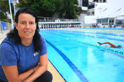  PORTO ALEGRE - RS - BR - 02.10.2019Triatleta Susana Schnarndorf, ela é gaúcha, foi pentacampeã brasileira de triatlo e representante do país na modalidade nos Jogos Pan-Americanos de Mar del Plata, em 1995, mas foi diagnosticada com MSA (Múltipla Atrofia dos Sistemas), uma doença degenerativa. Ela encontrou na natação não só uma maneira de se manter ativa com o que gostava de praticar, mas de prolongar sua expectativa de vida. Está lançando um filme sobre sua trajetória. FOTÓGRAFO: TADEU VILANI AGÊNCIARBS -  Editoria/Caderno: Caderno Donna