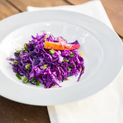  PORTO ALEGRE, RS, BRASIL - 16-09-2016 - Casa Destemperados. Ingredientes da primavera. Repolho roxo refogado com maçã. (FOTO: OMAR FREITAS/AGÊNCIA RBS)Indexador: Omar Freitas