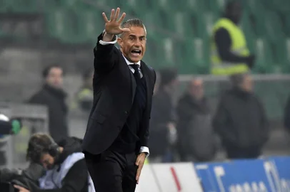  Lyons Brazilian coach Sylvinho gestures during the French L1 football match between AS Saint-Etienne and Olympique Lyonnais at the Geoffroy Guichard Stadium in Saint-Etienne, central France on October 6, 2019. (Photo by PHILIPPE DESMAZES / AFP)Editoria: SPOLocal: Saint-ÉtienneIndexador: PHILIPPE DESMAZESSecao: soccerFonte: AFPFotógrafo: STF