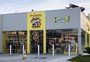 Com a proteção do Super-Homem, rede abre loja expressa de brinquedos em posto de gasolina