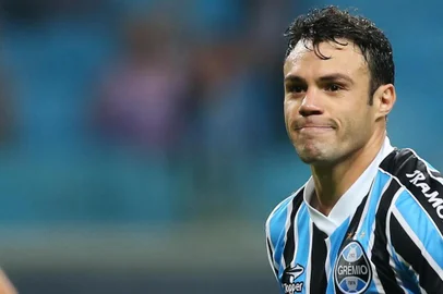 PORTO ALEGRE, RS, BRASIL - Kléber do Grêmio bate pênalti para marcar o terceiro gol e confirma a vitória contra a Portuguesa em jogo válido pelo campeonato brasileiro série "A".Indexador: Diego Vara