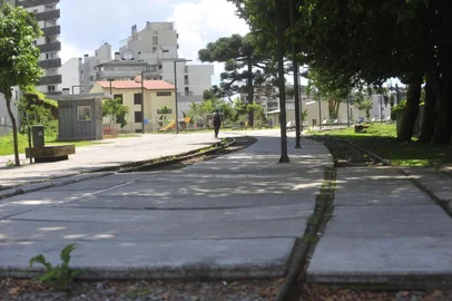  CAXIAS DO SUL, RS, BRASIL, 06/02/2019. Prefeitura propôs ao Ministério Público Federal manter concreto na Praça do Trem, no bairro São Pelegrino, e apenas modificar acabamento do pavimento que fica junto aos trilhos. (Porthus Junior/Agência RBS)