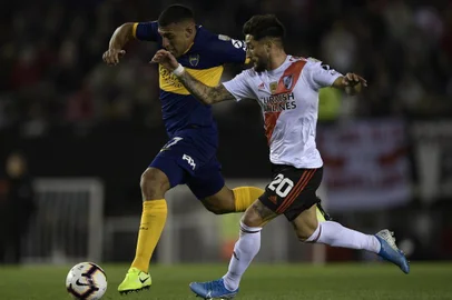  Boca Juniors Ramon Abila (L) is challenged by River Plates Milton Casco during their all-Argentine Copa Libertadores semi-final first leg football match at the Monumental stadium in Buenos Aires, on October 1, 2019. (Photo by Juan MABROMATA / AFP)Editoria: SPOLocal: Buenos AiresIndexador: JUAN MABROMATASecao: soccerFonte: AFPFotógrafo: STF