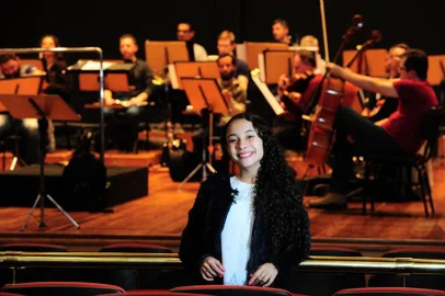  CAXIAS DO SUL, RS, BRASIL, 07/10/2019. Ensaio da Orquestra Sinfônica da UCS com a presença da cantora Luiza Barbosa, finalista do The Voice Brasil Kids. Na próxima quinta-feira (10/10) eles farão o Concerto Especial de Dia das Crianças. Além da cantora mirim, o concerto terá a regência do Maestro Diego Schuck Biasibetti e a participação do grupo UEBA Produtos Notáveis. (Porthus Junior/Agência RBS)