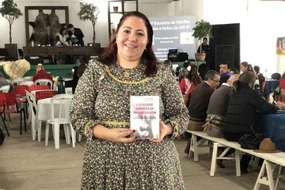 LAVRAS DO SUL (RS): Ex-patroa do CTG 35, o primeiro do Estado, a policial militar e pesquisadora Márcia Borges já realizou 93 palestras em CTGs sobre a presença das prendas no tradicionalismo, desde o início do ano. É de sua autoria o tema anual do MTG, aprovado no congresso de janeiro de 2018, em São Borja, que trata dos 70 anos de inclusão da mulher gaúcha no movimento.No domingo, 6, foi a vez de Lavras do Sul receber a visita de Márcia, que fez palestra no encontro de patrões da 18ª Região Tradicionalista, comandada, também, por uma mulher: Paula Bundt.
