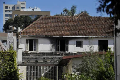 CAXIAS DO SUL, RS, BRASIL, 26/09/2019Epidemia esquecida: Locais abandonados que são usados por usuários de drogas.Casa tombada da família Rigotto, na Avenida Júlio de Castilhos, em Lourdes, é sinônimo de confusões.(Lucas Amorelli/Agência RBS)