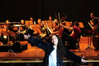  CAXIAS DO SUL, RS, BRASIL, 07/10/2019. Ensaio da Orquestra Sinfônica da UCS com a presença da cantora Luiza Barbosa, finalista do The Voice Brasil Kids. Na próxima quinta-feira (10/10) eles farão o Concerto Especial de Dia das Crianças. Além da cantora mirim, o concerto terá a regência do Maestro Diego Schuck Biasibetti e a participação do grupo UEBA Produtos Notáveis. (Porthus Junior/Agência RBS)