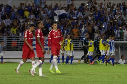 Partida entre CSA e INTERNACIONALMACEIO (AL), 09.10.2019 - Futebol / CSA x INTERNACIONAL . Jogadores, comemoram o gol durante partida entre Csa e Internacional, válida pela 24a rodada do Campeonato Brasileiro Série A 2019, realizado no Estádio Rei Pele, nesta quarta-feira (09). (Foto: Ana Leal/Ofotográfico/Folhapress)Local: MaceiÃ³ ;Alagoas ;Brasil