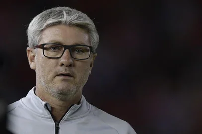  Brazil's International coach Odair Hellmann gestures during the Copa Libertadores group A football match against Argentina's River Plate at the Monumental stadium in Buenos Aires, Argentina, on May 7, 2019. (Photo by JUAN MABROMATA / AFP)Editoria: SPOLocal: Buenos AiresIndexador: JUAN MABROMATASecao: soccerFonte: AFPFotógrafo: STF