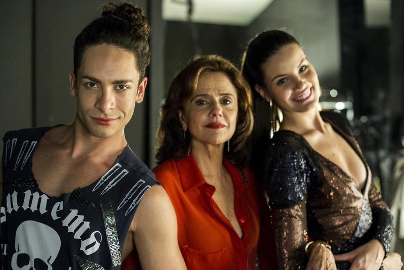  Rainer Cadete, o Visky de Verdades Secretas, com Fanny (Marieta Severo) e Angel (Camila Queiroz)