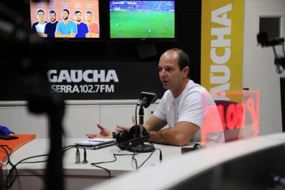  CAXIAS DO SUL, RS, BRASIL, 04/10/2019 - Programa Show dos esportes na rádio Gaúcha Serra, com o convidado José Renato Argentino, do ecocamping Jiu jitsu. Apresentação de Eduardo costa e Cristiano Daros. (Marcelo Casagrande/Agência RBS)