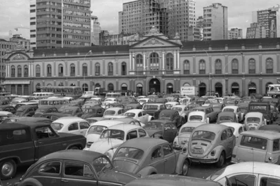  Estacionamento do MAPA (Movimento Assistencial de Porto Alegre), localizado próximo ao Mercado Público, na Av. Mauá, espaço onde ficava o antigo Mercado Livre.Foto de 1973.-#ENVELOPE: 88574