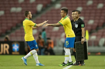 Arthur sai para a entrada de Matheus Henrique na Seleção Brasileira. Foto do jogo Brasil 1x1 Senegal em Singapura. Lucas Figueiredo/CBF