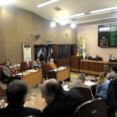  CAXIAS DO SUL, RS, BRASIL, 08/10/2019A Câmara de Vereadores aprovou por maioria o sétimo pedido de impeachment contra o prefeito de Caxias do Sul, Daniel Guerra (Republicanos). Quatorze parlamentares votaram pelo acolhimento da denúncia e oito se posicionaram contra a admissibilidade. Com o acolhimento, uma Comissão Processante, composta por três vereadores, dará prosseguimento à análise.Pela terceira vez, o documento foi assinado ex-vice-prefeito de Caxias, Ricardo Fabris de Abreu. Na denúncia, o autor apresentou quatro principais itens como motivação pelo pedido afastamento do prefeito. Entre eles, a não cedência da Praça Dante Alighieri e arredores para realização da benção dos freis Capuchinhos e a Parada Livre e supostas irregularidades na decisão de fechamento do Pronto-Atendimento 24 Horas sem oitiva do Conselho Municipal de Saúde. Também contestava o chamamento público para a empresa administradora da unidade de Pronto-Atendimento (UPA) Central.  (Lucas Amorelli/Agência RBS)