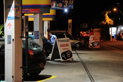  CAXIAS DO SUL, RS, BRASIL, 08/10/2019. Postos de combustível vendendo gasolina comum  a R$4,18. Na foto, posto Ipiranga localizado na BR-116 esquina com rua Rodrigues Alves, bairro Nossa Senhora de Loudes. (Porthus Junior/Agência RBS)