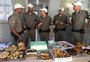 Moradores recebem com bolo e festa PMs que vão morar em posto reformado no Jardim Botânico