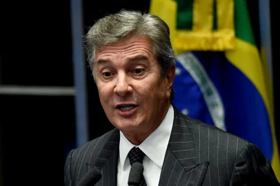  Brazilian Senator and former President (1990-1992) Fernando Collor de Mello delivers a speech during the debate on suspending and impeaching President Dilma Rousseff in Brasilia on May 11, 2016. A simple majority in the 81-member Senate will trigger Rousseffs six-month suspension pending trial. A two-thirds majority would then be needed to remove her permanently. / AFP PHOTO / EVARISTO SAEditoria: POLLocal: BrasíliaIndexador: EVARISTO SASecao: politics (general)Fonte: AFPFotógrafo: STF