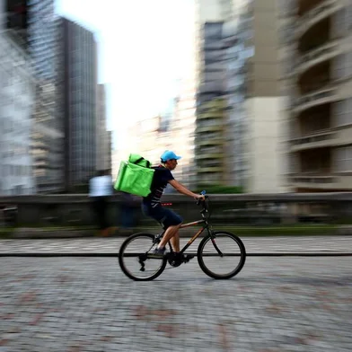  PORTO ALEGRE, RS, BRASIL - Entregadores ciclistas de aplicativos.Ganha expressão uma figura nova no trânsito de POA, o entregador de comida de bicicleta. Matéria mostrar como é a rotina desses personagens. Na imagem Tiago Bitencourt.
