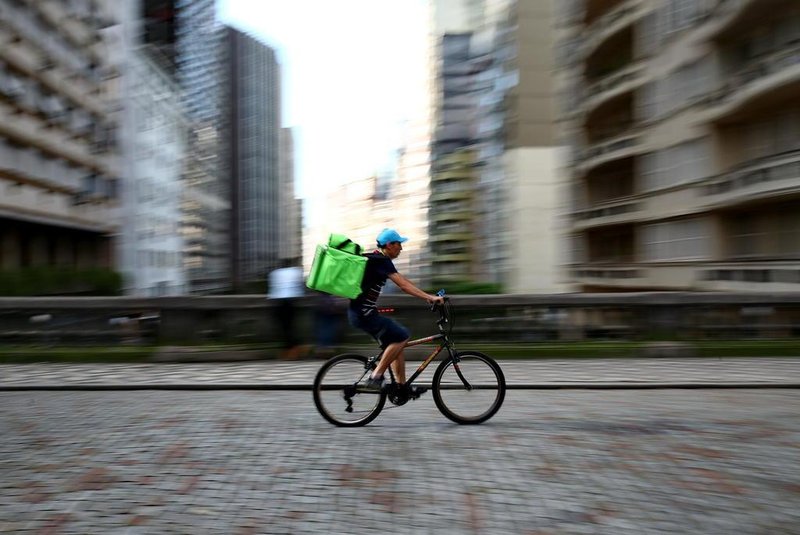  PORTO ALEGRE, RS, BRASIL - Entregadores ciclistas de aplicativos.Ganha expressão uma figura nova no trânsito de POA, o entregador de comida de bicicleta. Matéria mostrar como é a rotina desses personagens. Na imagem Tiago Bitencourt.