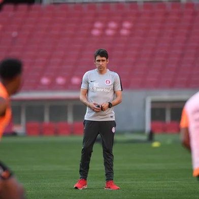 PORTO ALEGRE (RS), 11/10/2019: o técnico interino do Inter, Ricardo Colbachini, comanda treino no Estádio Beira-Rio. 