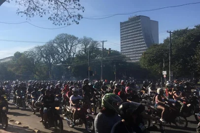 Motociclistas participam de procissão de Nossa Senhora Aparecida em Porto Alegre neste sábado
