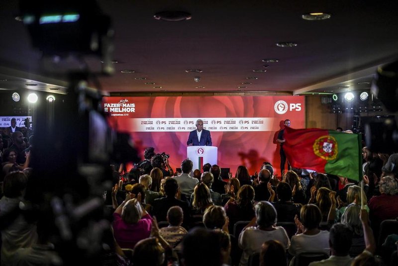 Socialist party candidate and Portuguese Prime Minister Antonio Costa addresses the nation after winning the Portugals General Election in Lisbon on October 6, 2019. - Portugals incumbent Prime Minister Antonio Costas Socialists won a general election today after presiding over a period of solid economic growth following years of austerity, near total results showed. (Photo by PATRICIA DE MELO MOREIRA / AFP)