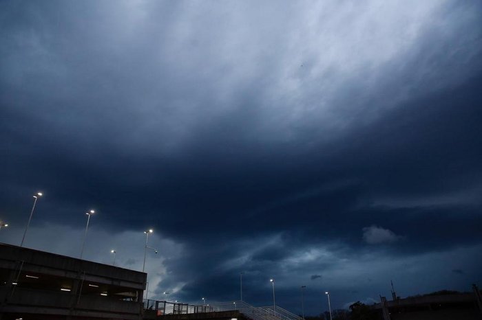 Previsão para hoje é de chuva forte, trovoadas e temperatura de