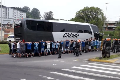 Torcida do Grêmio se envolveu em confusão no Estádio Centenário, em Caxias do Sul, durante a final do Campeonato Brasileiro de Aspirantes. Dez pessoas foram detidas pela Brigada Militar e liberada após assinarem termo circunstanciado.