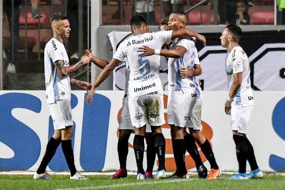 Grêmio goleia Atlético-MG em Belo Horizonte e assegura vaga no G-6