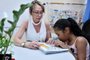 Professora Simone da Luz aprendeu braille para alfabetizar aluna em Novo Hamburgo