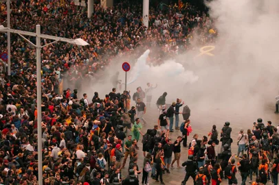  Protesters clash with Spanish policemen outside El Prat airport in Barcelona on October 14, 2019 as thousands of angry protesters took to the streets after Spains Supreme Court sentenced nine Catalan separatist leaders to between nine and 13 years in jail for sedition over the failed 2017 independence bid. - As the news broke, demonstrators turned out en masse, blocking streets in Barcelona and elsewhere as police braced for what activists said would be a mass response of civil disobedience. (Photo by Pau Barrena / AFP)Editoria: POLLocal: BarcelonaIndexador: PAU BARRENASecao: politics (general)Fonte: AFPFotógrafo: STR