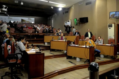  CAXIAS DO SUL, RS, BRASIL, 08/10/2019A Câmara de Vereadores aprovou por maioria o sétimo pedido de impeachment contra o prefeito de Caxias do Sul, Daniel Guerra (Republicanos). Quatorze parlamentares votaram pelo acolhimento da denúncia e oito se posicionaram contra a admissibilidade. Com o acolhimento, uma Comissão Processante, composta por três vereadores, dará prosseguimento à análise.Pela terceira vez, o documento foi assinado ex-vice-prefeito de Caxias, Ricardo Fabris de Abreu. Na denúncia, o autor apresentou quatro principais itens como motivação pelo pedido afastamento do prefeito. Entre eles, a não cedência da Praça Dante Alighieri e arredores para realização da benção dos freis Capuchinhos e a Parada Livre e supostas irregularidades na decisão de fechamento do Pronto-Atendimento 24 Horas sem oitiva do Conselho Municipal de Saúde. Também contestava o chamamento público para a empresa administradora da unidade de Pronto-Atendimento (UPA) Central.  (Lucas Amorelli/Agência RBS)