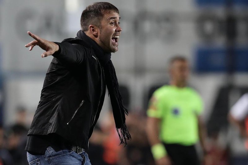  Racing Clubs team coach Eduardo Coudet gives instructions during the Argentina First Division Superliga football match against Belgrano at the Presidente Juan Domingo Peron stadium in Avellaneda, near Buenos Aires, on March 16, 2019. (Photo by Alejandro PAGNI / AFP)Editoria: SPOLocal: AvellanedaIndexador: ALEJANDRO PAGNISecao: soccerFonte: AFPFotógrafo: STR
