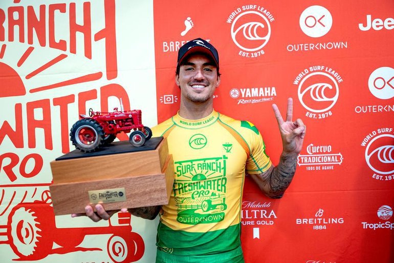 gabriel medina é tricampeão mundial!