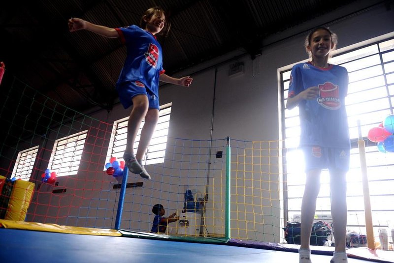  CAXIAS DO SUL, RS, BRASIL. (17/10/2019)projeto social Na quadra de Rodrigo Barbosa ensina crianças a jogar basquete. (Antonio Valiente/Agência RBS)