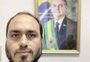 Carlos Bolsonaro pede desculpas por ter escrito na conta do pai no Twitter