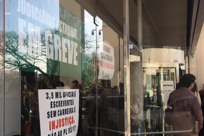 Greve de servidores do judiciário em Caxias do Sul