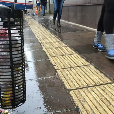 Lixeiras e bituqueiras feitas de filtro de caminhão e instaladas em ruas do Centro Histórico de Porto Alegre pela geógrafa Ivete Spindola.