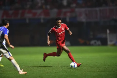 Roberto conduz a bola em partida contra o Avaí, pelo Brasileirão