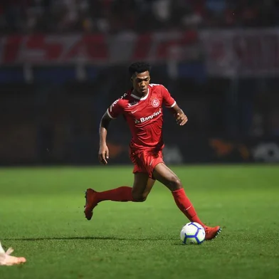 Roberto conduz a bola em partida contra o Avaí, pelo Brasileirão