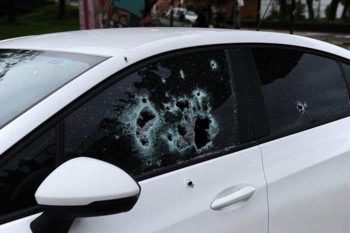 Disparos atravessaram os vidros dianteiros do veículo, um Chevrolet Cruze