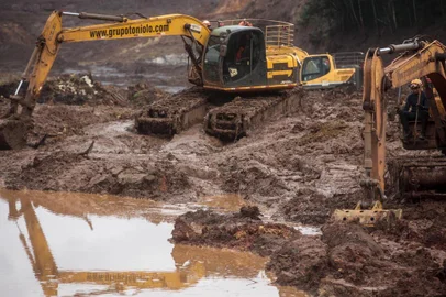  CÓRREGO DO FEIJÃO, MG, BRASIL - Bombeiros seguem as buscas por corpos na lama, agora com ajuda de máquinas. Em cima das escavadeiras anfíbias, os bombeiros observam o material retirado da lama para identificar restos mortais.  (Foto: ANDRÉ ÁVILA/ Agência RBS)Indexador: Andre Avila
