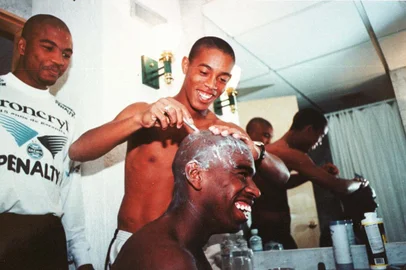 Ronaldinho Gaúcho (c) dá uma de barbeiro com o amigo Tinga (d) e Otacílio (e) também jogadores do Grêmio  durante uma concentração da equipe.#PÁGINA: 64#ENVELOPE: 251531 Fotógrafo: Não se Aplica